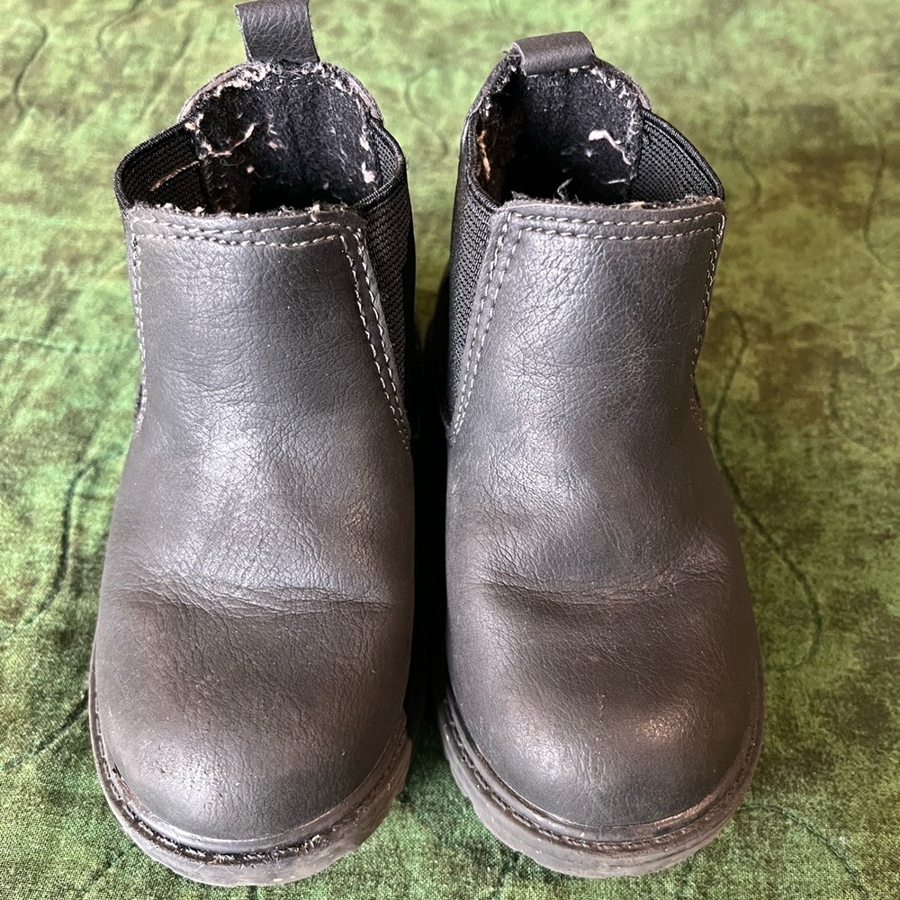 Kids Levi’s slip on boots black size 6